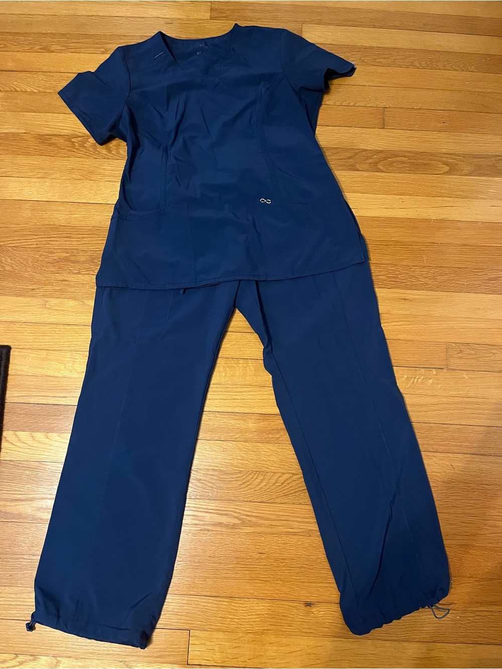 Infinity Women’s Navy Scrubs Top & Pants - Classic Fit - size Large